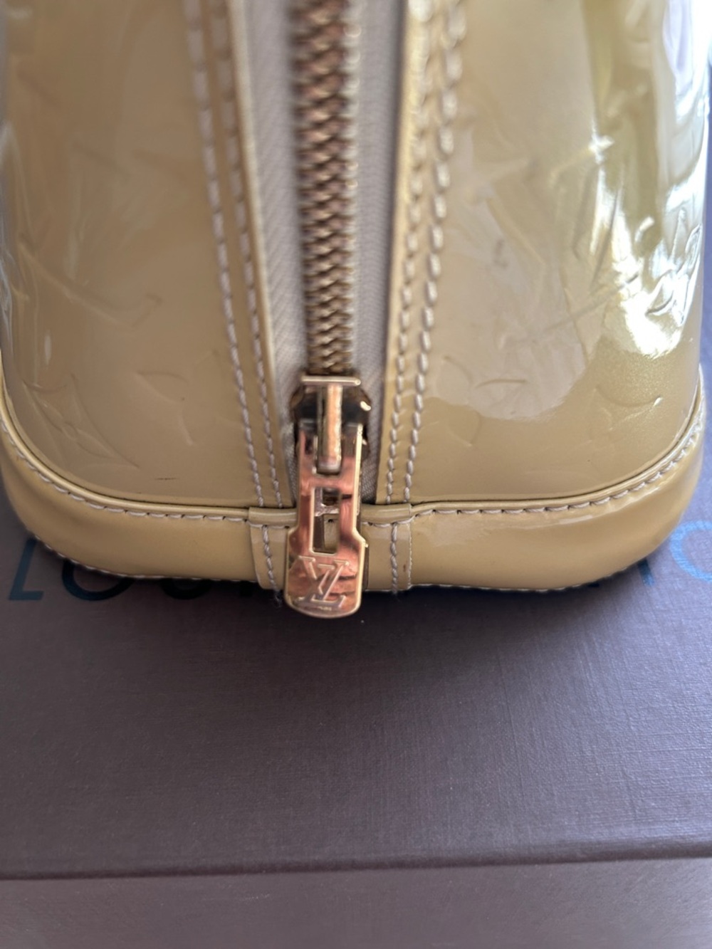 7039. Authentic Louis Vuitton Vernis Alma Satchel. Dustbag, Box, Lock/Key  COA. - Picture 6 of 16